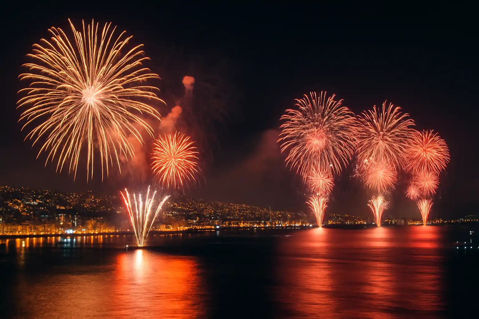 Feriado de Año Nuevo en Chile con fuegos artificiales en Valparaíso Celebración de Año Nuevo con fuegos artificiales en Valparaíso, Chile